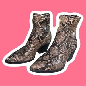 Dolce Vita Snake print booties 🐍🖤